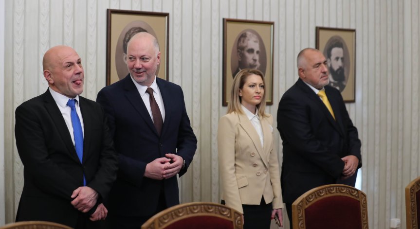 Предстои изготвянето на общите законодателна и управленска програма. 