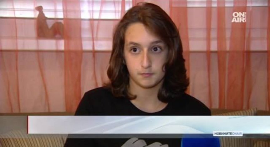 Момче дарява косата си за онкоболни хора