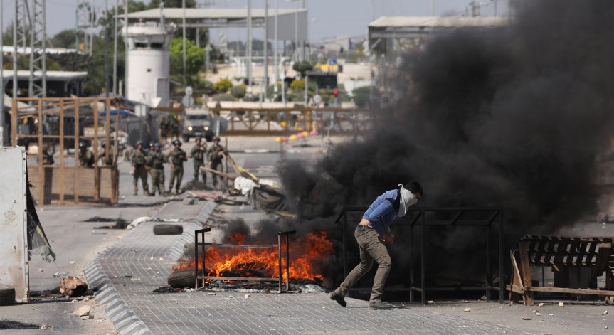 В Близкия изток: Ампутират крайници на деца, хиляди са без ток, горят синагоги