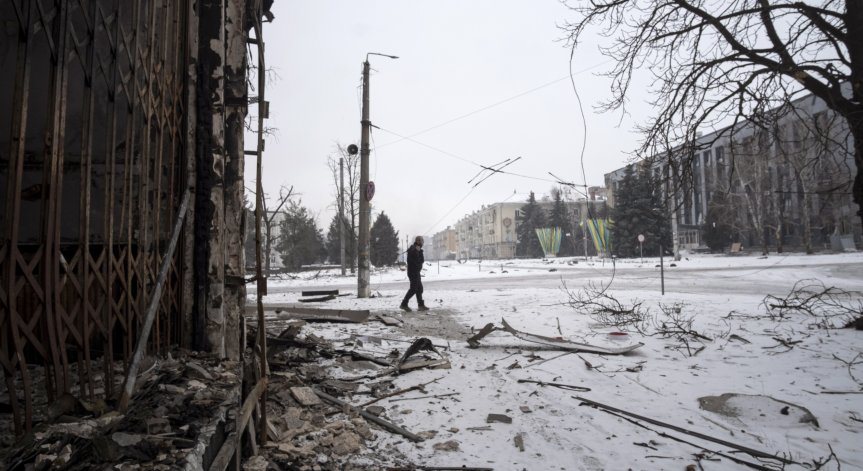 Украйна обмисля изтегляне от Бахмут, Русия използва най-доброто от 