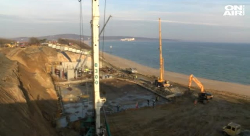 Отново багери и бетон на пясъка - този път на 