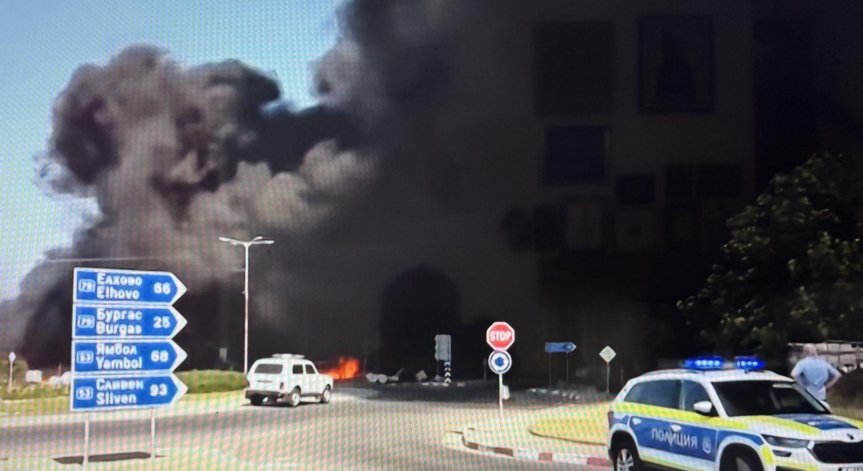 Пожарът вече е напълно потушен. 