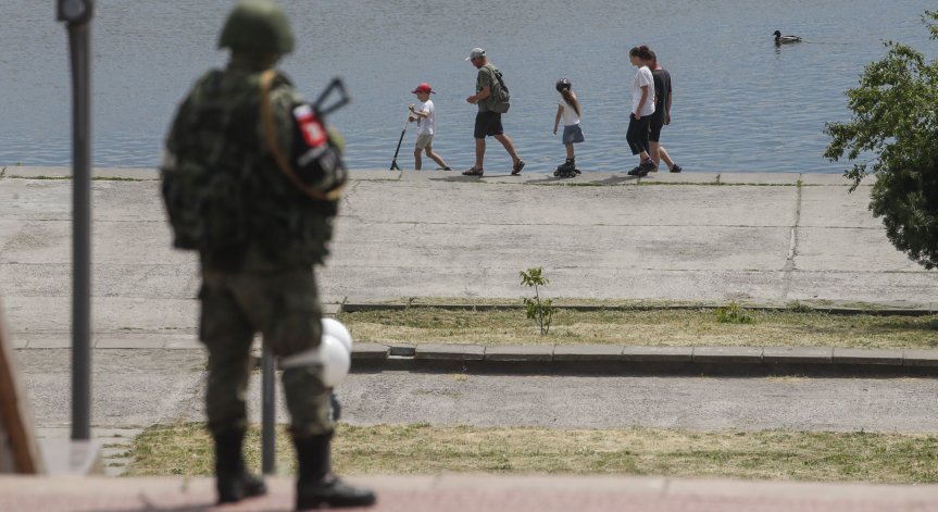 Над Херсон се веят руски знамена: Местните хора са заложници