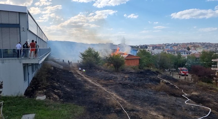 Огънят е потушен от девет противопожарни автомобила и над 20 огнеборци.