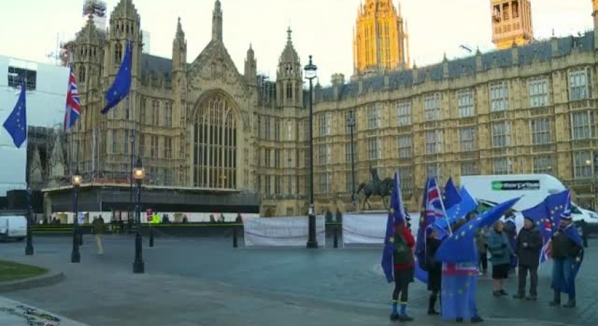 Лондон с нов опит да преодолее кризата около развода с Брюксел
