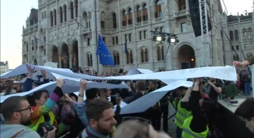 Закриването на университет в Унгария породи нови протести