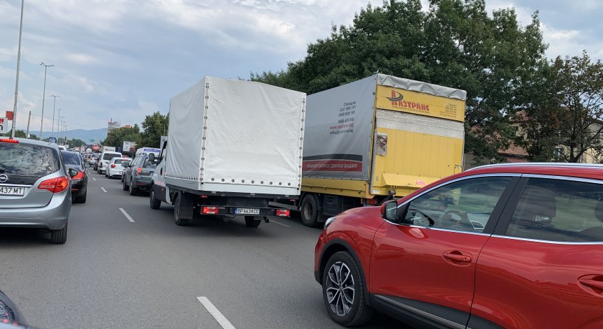Да не се използват аварийните ленти по автомагистралите за по-бързо придвижване при натоварен трафик.