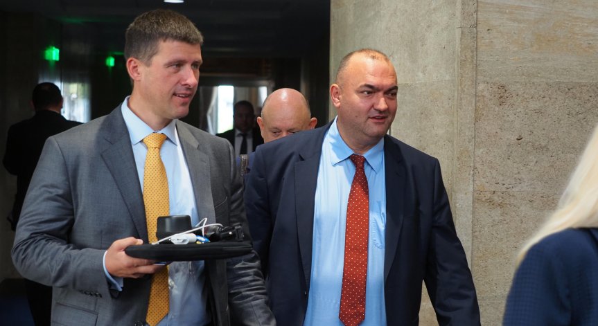 Величие подкрепя внесения от Възраждане вот.