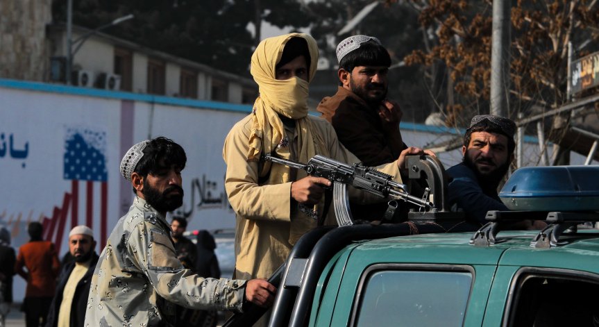 Талибаните забраниха на жените да пътуват на дълги разстояния без придружител
