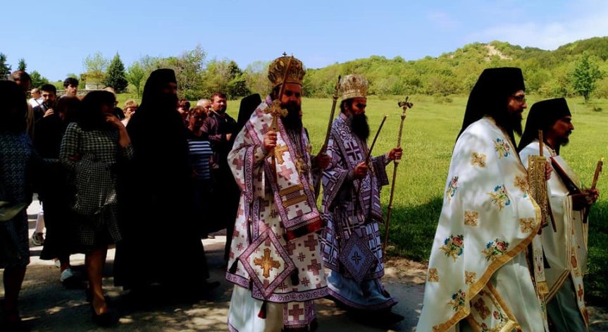 На Светли вторник - стотици се поклониха пред чудотворната икона в Роженския манастир