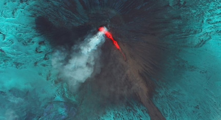 Два вулкана се събудиха едновременно в Камчатка