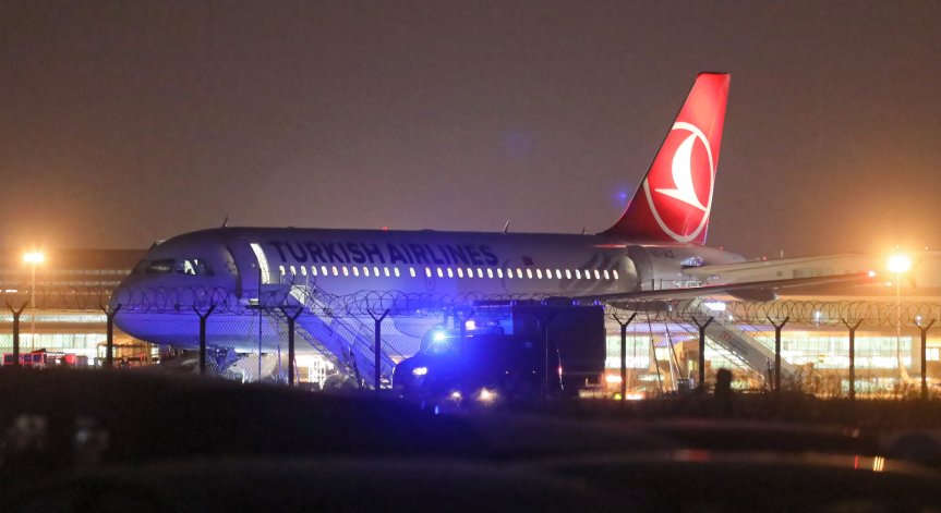 11-годишно дете припадна на борда на самолет, почина след аварийното кацане