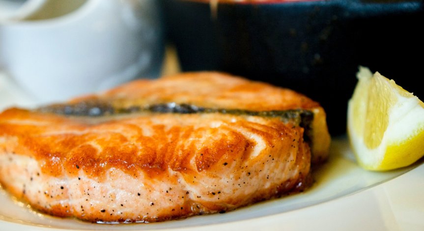 Рецепта за вкусна чеснова сьомга в копър на фурна