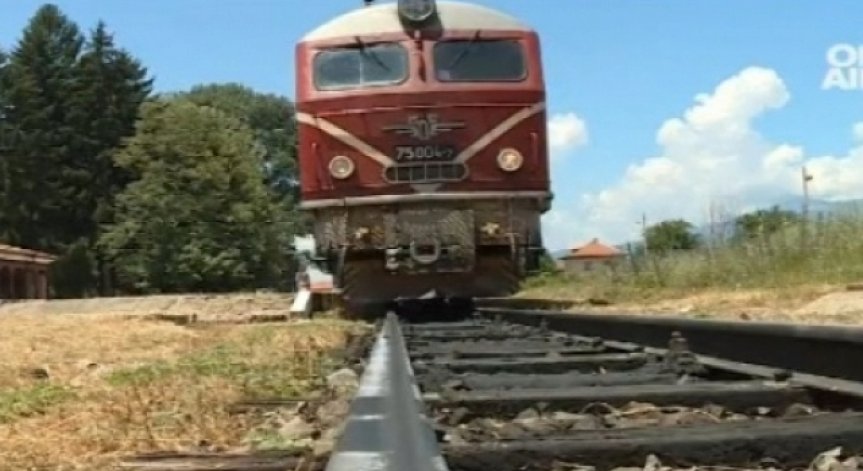 Товарен влак дерайлира край варненското село, няма пострадали