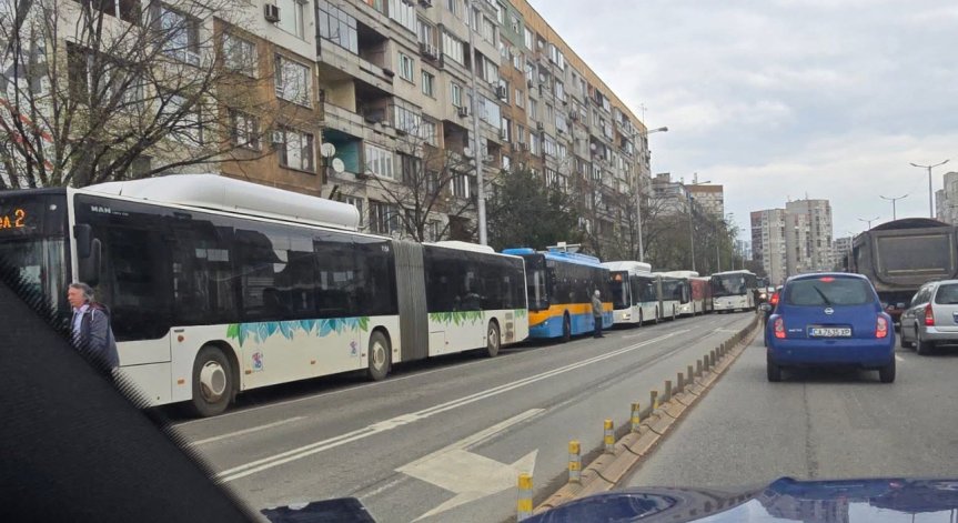 Образува се огромна опашка на мястото на произшествието.
