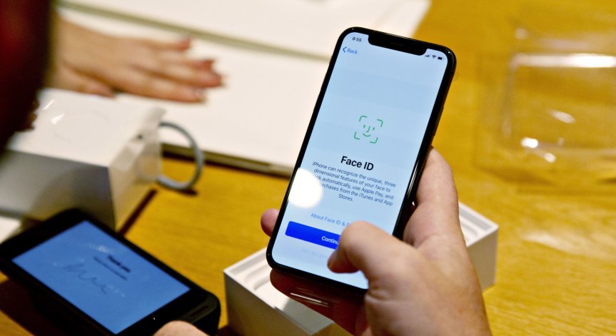 Устройствата на Apple вече разпознават лицето и с маска