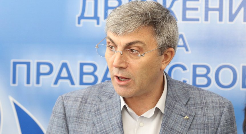 Карадайъ: Петков публично да отговори кой управлява държавата