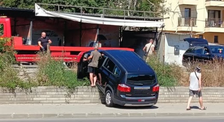 Очевидци публикуваха снимката във Facebook.