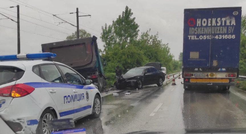 Прокуратурата разследва катастрофата с кортежа на Радев в Пловдив