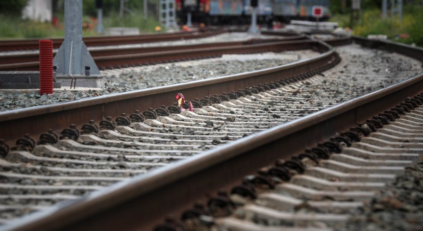 Третият вагон от композицията е излязъл от релсите около 2 часа сутринта.