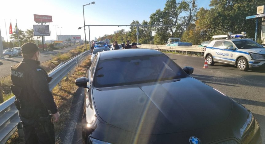 Бургас почерня от полицаи, претърсват луксозни коли