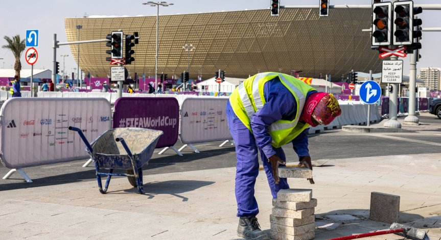 Работниците по стадионите в Катар проговориха: Бяхме по-зле и от роби, биеха ни и не плащаха
