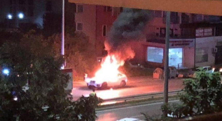 Джип избухна в пламъци в столичния кв. 