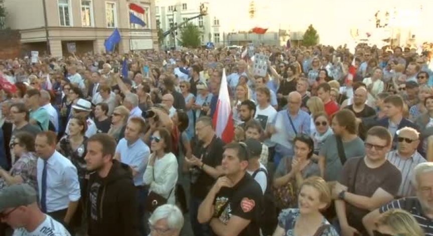 Правителството в Полша ще избира председателя на Върховния съд - гръмнаха протести!
