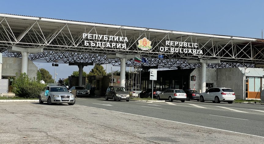 Заедно с багажа за Гърция трябват и здрави нерви, трафикът на границата е интензивен