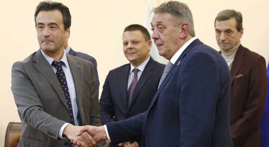 Увеличават заплатите на работещите в 