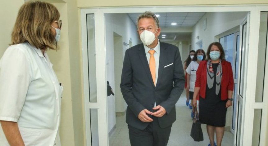 Кацаров: ГЕРБ провали ваксинацията, никой не иска AstraZeneca заради Борисов
