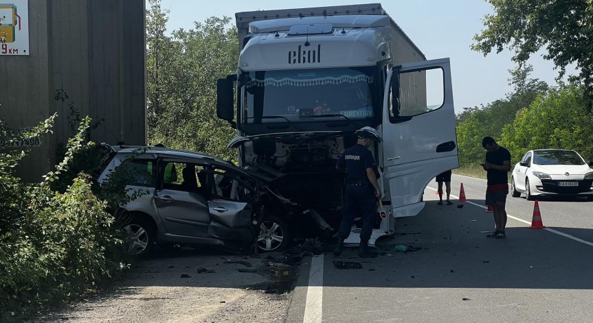Движението в района се осъществява в една лента.