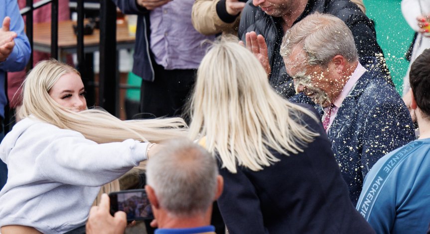 Заляха Найджъл Фарадж с млечен шейк, задържаха млада жена