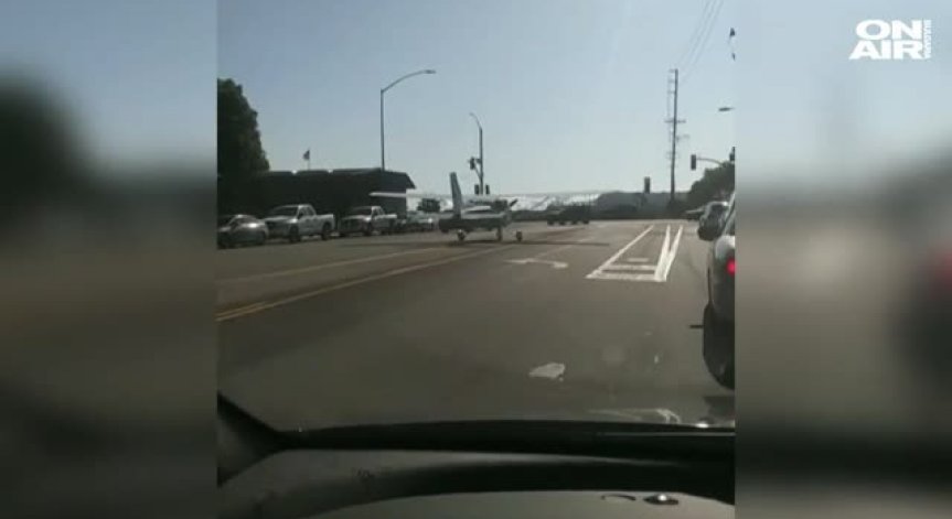 Самолет кацна извънредно на оживен път в Калифорния