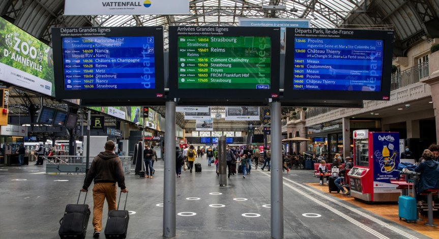 Британците във Франция са в хаос след новите мерки, търсят спешно чартъри