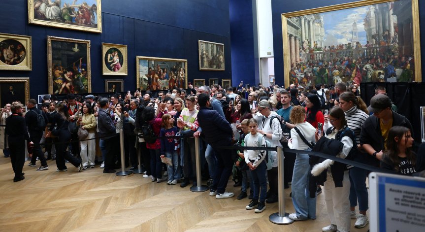 Лувърът отново отвори врати за посетители след голямата кражба