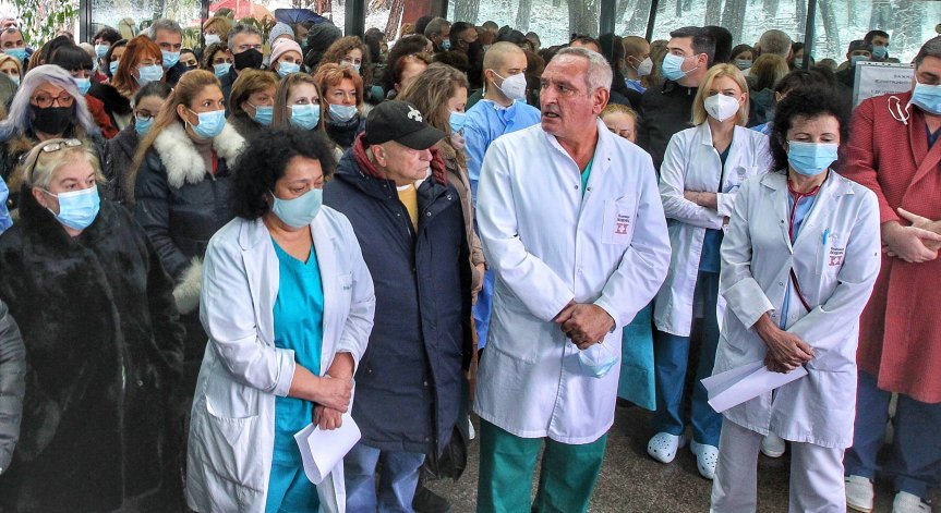 Здравеопазването ни катастрофира, ако всички лекари и сестри на възраст се пенсионират