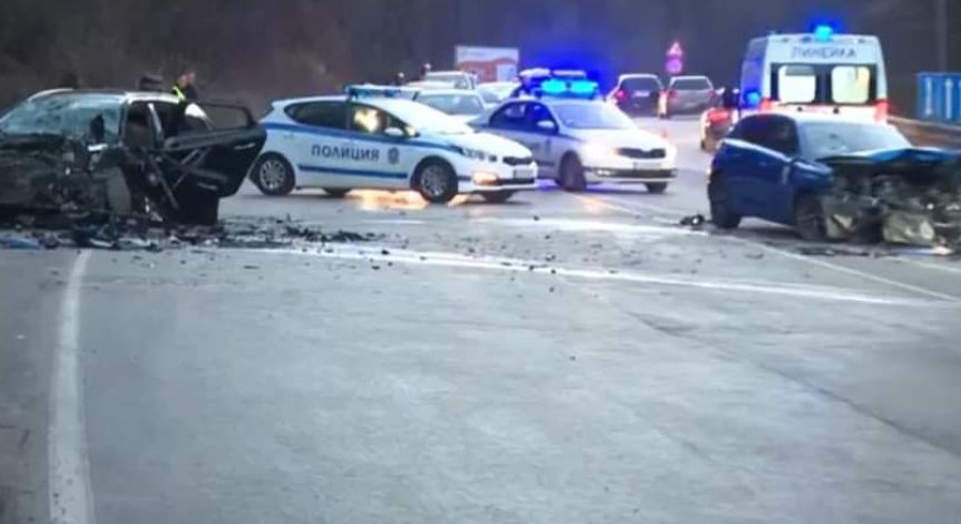 Тежка катастрофа блокира движението край Владая, двама са ранени