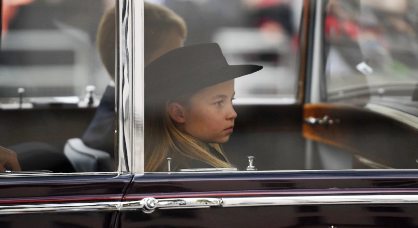 Джордж и Шарлот изпратиха любимата си прабаба в последния ѝ път, както Уилям и Хари изпратиха Даяна