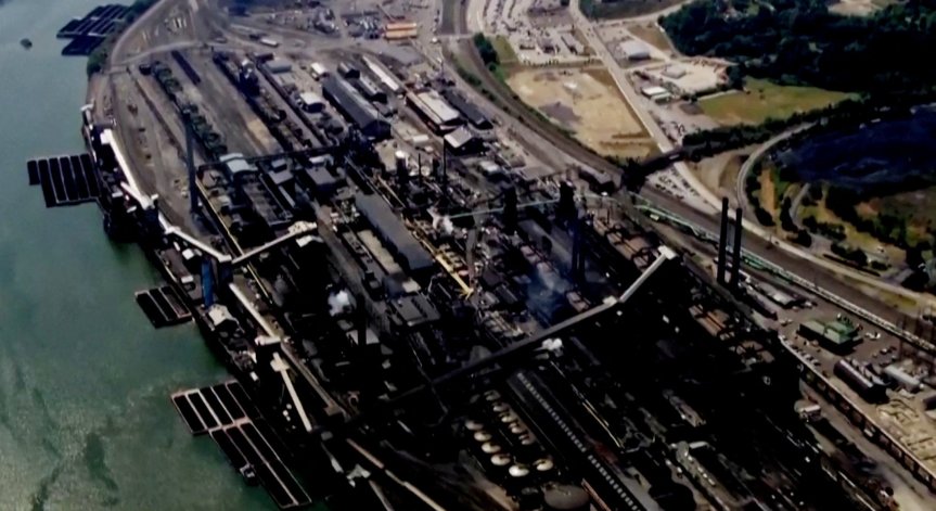 Експлозията, последвана от няколко по-малки взрива, бе усетена в близките населени места.