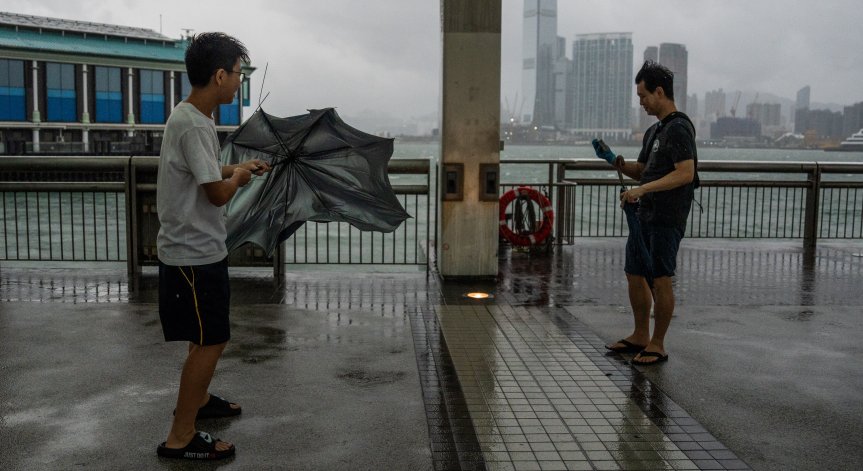 Супертайфунът Саола парализира Хонгконг, издадоха най-високо предупреждение за опасност