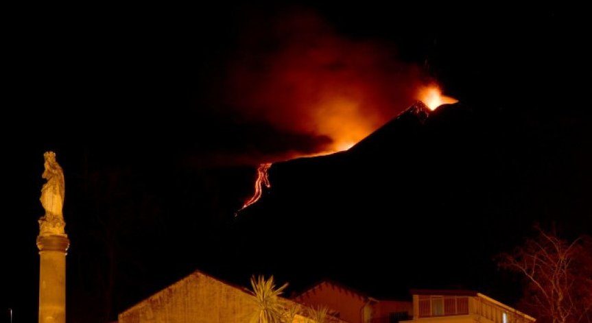 Огнено зрелище: Вулканът Етна изригна и възпламени нощното небе на Сицилия