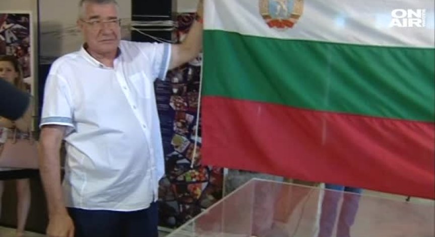 НИМ прие първия български трибагреник, развят преди 30 години на Антарктида