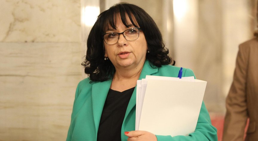 Президентът се чуди какви небивалици да измисли, заяви Петкова.