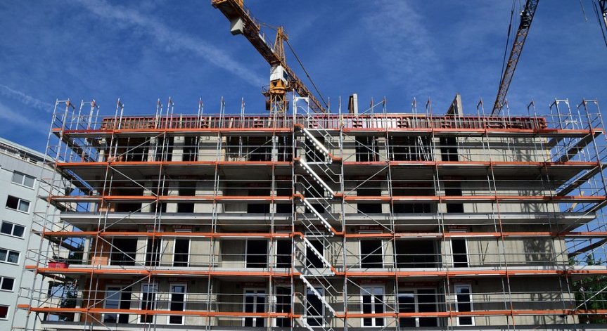 HelpBook сигнали: Строителна дейност посред нощ, опасни условия на труд