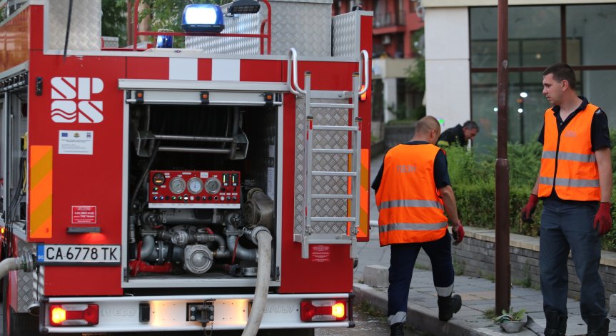 Пожарникари свалиха 13-годишно момче от покрив на необитаема сграда