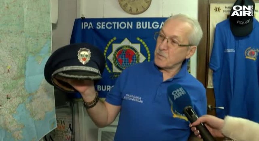 Бургаски полицай събира фуражки от цял свят