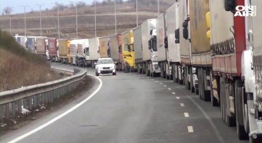 Мнозинството българи искат по-висока ТОЛ такса за ТИР-овете