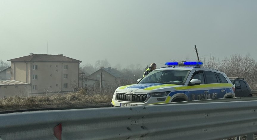 Трафикът се регулира от ''Пътна полиция''.