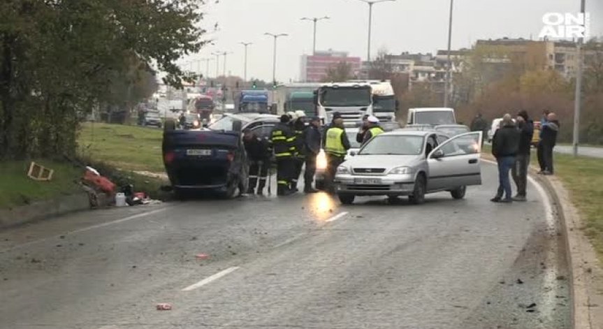 Верижна катастрофа с четири автомобила и патрулка на пътя Русе - Разград